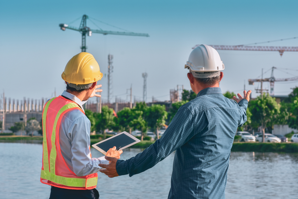 deux ingénieurs face à un chantier